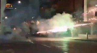 פעילים שיתפו ברשתות החברתיות סצנות שבהן נראו רקטות זיקוקים שנורו לעבר כוחות המשטרה בבירת אלבניה, טירנה.