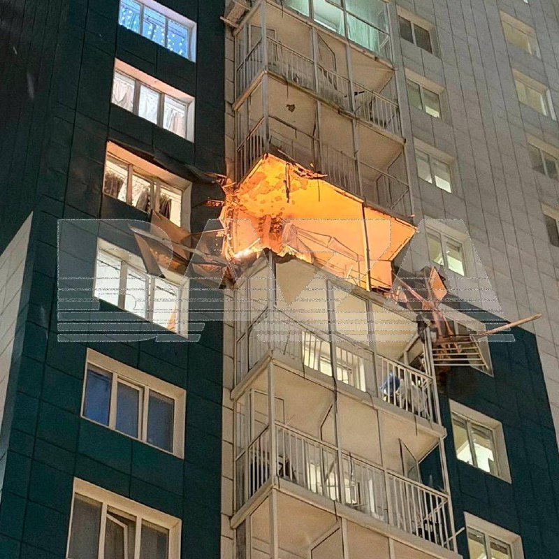 В Воронеже в результате атаки беспилотников пострадали четыре человекаКроме того, по словам местного губернатора Александра Гусева, повреждения получили шесть частных домов, семь многоквартирных, а также два автомобиля, одна единица спецтехники и объект сп