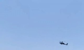 🚨 מסוק אפאצ'י של אמריקה טס ליד קשם כדי לפקח על קו החוף של איראן