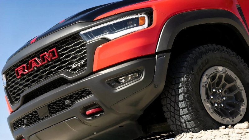 Стоишь перед выбором: один Ram TRX SRT за 100 тысяч долларов — или два полноценн