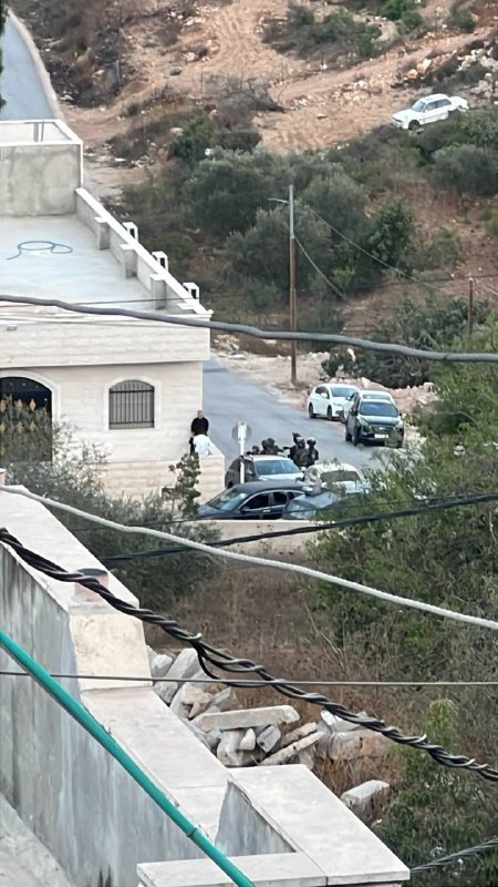 דחוף: כוחות הכיבוש מסתערים על בית הלוויות של האסיר ההרוג והמשוחרר, פארח אחמד חאמד, בעיירה סילוואד, רמאללה…