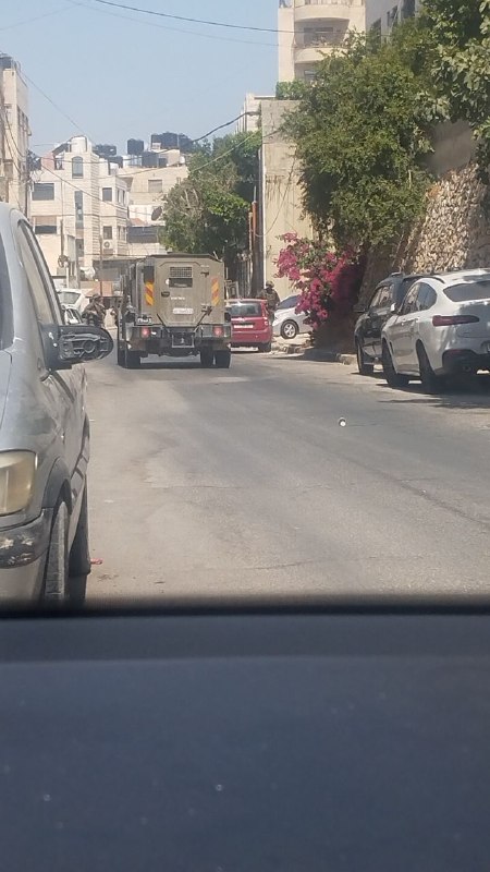 בעקבות כוחות הכיבוש סורקים רכב ברחוב אל-סיקה מעל מחנה אל-עין.