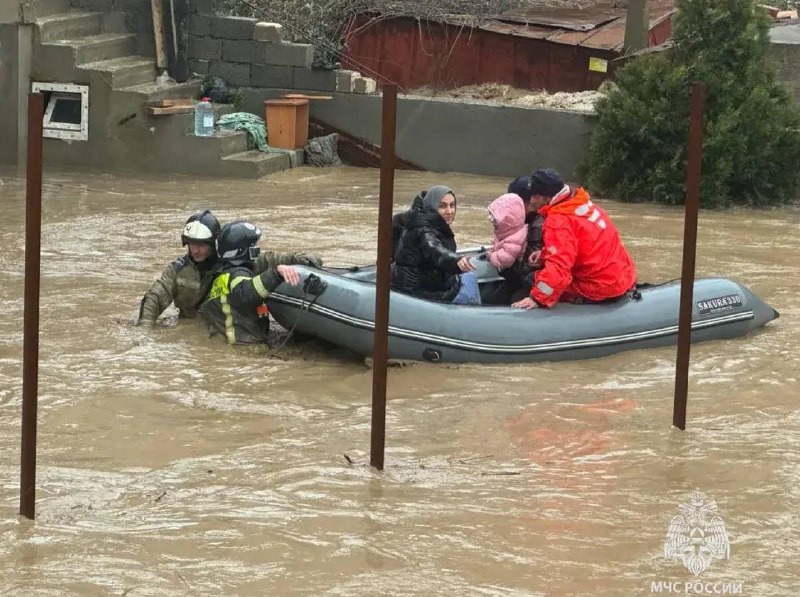 Спасатели  МЧС России ликвидируют последствия непогоды в Махачкале фото