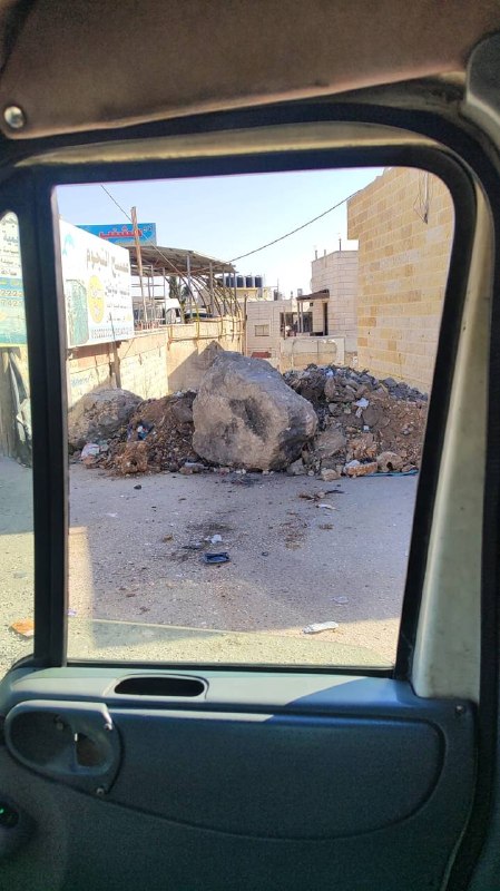 תמונה של צבא הכיבוש ממשיך בפלישה המסיבית למחנה קלנדיה, מצפון לירושלים הכבושה, וסגירת הכניסות למחנה.