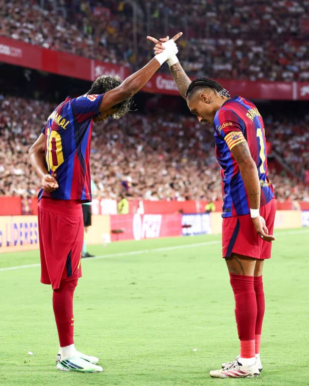 Rafinha and Lamin Yamal are the only two players with contributions of 10+ goals in the top 5 European leagues 🤝