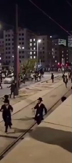 אנשי דת יהודים חרדים שלא רוצים להצטרף לצבא חוסמים כל לילה את רחובות תל אביב ומתנגשים עם משטרת ישראל