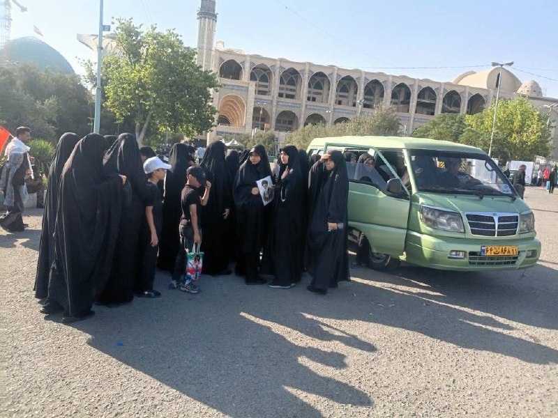 دیده بان شهر: 📸 سرویس رسانی ویژه تاکسی های ون برای شرکت کنندگان مراسم بزرگداشت چهلم «آقای شهید ایران» در مصلای امام خمینی(ره) تهران🔗 @