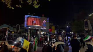 שידור סרט הקולנוע של אמיר חסין זאר אחרי הניצחון על היריבה האמריקאית על הכלא של טראמפ בכיכר טאג'ריש ותגובת ה…