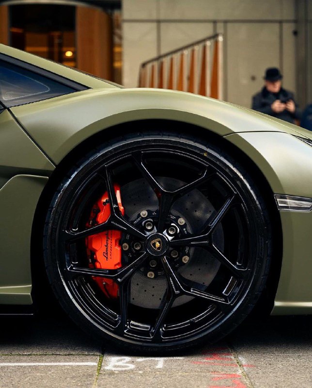 Lamborghini Revuelto 6
