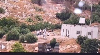 דחוף: מתנחלים תוקפים בתים באזור "אל-קורינת" בעיירה סוריף, צפונית לחברון.