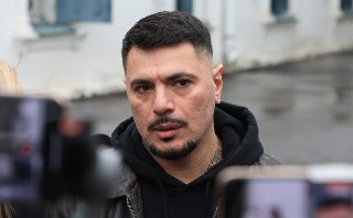 Суд в Москве оштрафовал рэпера Птаху на 80 тысяч рублей по делу о пропаганде наркотиков из-за треков «Монолог», «Не могу» и «Непознанный».