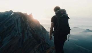 旅行_和陌生人一起「为什么我这样旅行」JustKay 和孪生兄弟 Sebe 决定在完全不认识网友 Nick 的情况下邀请 Nick 参加公路旅行，期间每天徒步 8 小时以上，睡在帐篷里，每天吃最基本的食物。第一天甚至忘记带上合适的帐篷上山，但 Nick 不在乎。他与我们有着相同的心态和热情，并且完全回到基础。让我回归本源的旅行是我最喜欢的。我不需要奢侈，坦率地说，户外是我能要求的最奢侈的东西。From JustKayvia 开眼Invalid media: video