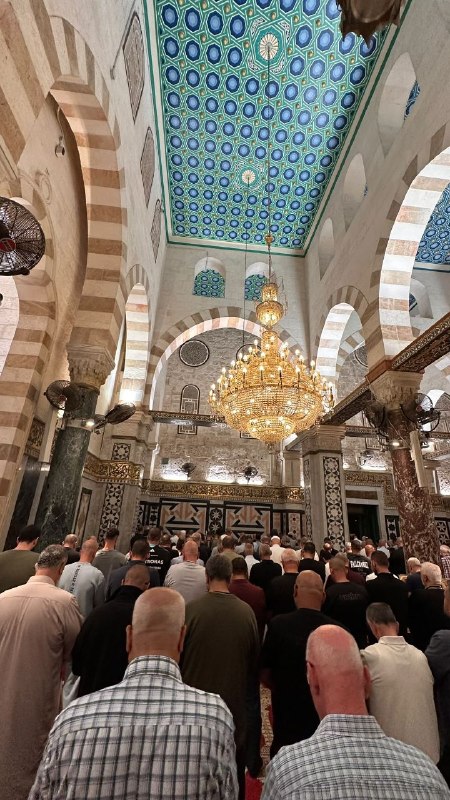 مصلّون يؤدّون الفجر بالمسجد الأقصى