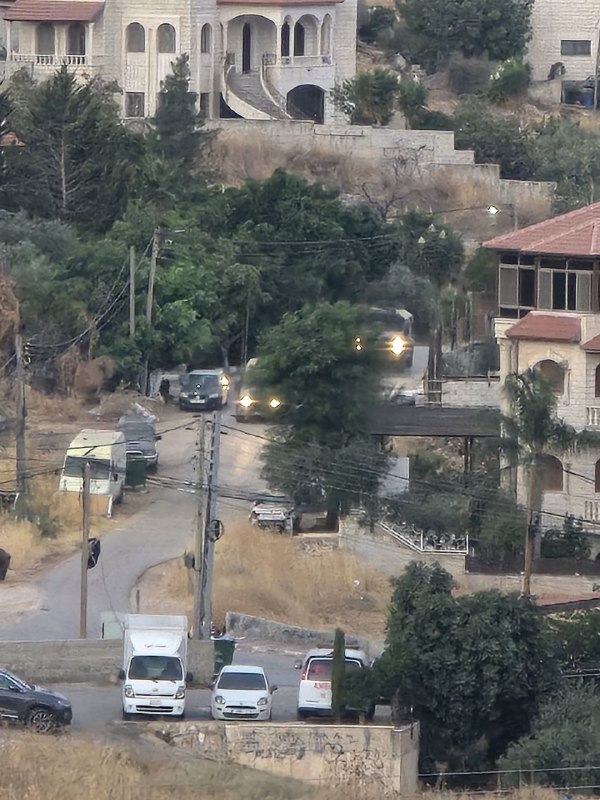 כוחות הכיבוש פושטים על בתים במהלך הסתערותם המתמשכת על העיר טובאס