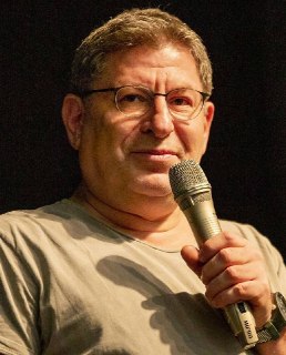 Психолога Михаила Лабковского экстренно госпитализировали из-за расслоения аорты. Ему пришлось перенести две тяжелейшие операции на открытом сердце.По данным Mash, ему протезировали восходящий отдел и дугу аорты, а также брахиоцефальный ствол. Хирурги рабо