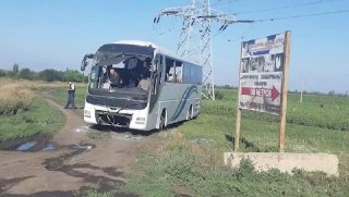 Не менее восьми человек получили ранения при атаке БПЛА на автобус, следовавший по маршруту Краснодар — ДонецкОб этом сообщил глава администрации Амвросиевского района ДНР Игорь Лызов. Состояние одного пострадавшего врачи оценивают как тяжелое.