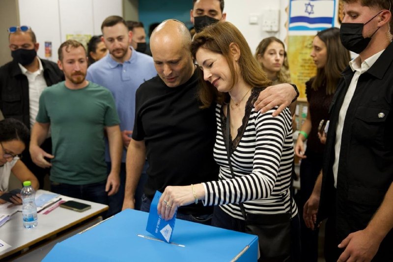 נפתלי בנט מצביע ברעננה עם רעייתו באומרו "נשיג כאן רפורמה גדולה והיסטורית"