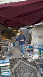 شبان بغزة ينشئون مكتبة من كتب المنازل المدمّرة