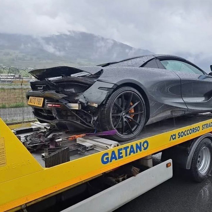 McLaren 720S ушел в занос в Аосте, Италия, из-за сильного дождя 4