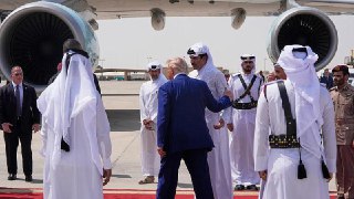 特朗普宴请卡塔尔首相美国总统特朗普9月12日在纽约与卡塔尔首相共进晚餐。特朗普此前表示，他对以色列的袭击感到不悦，并形容这是单方面行动，既不符合美国利益，也不符合以色列利益。👉 继续浏览后续：https://rfi.my/C0X7.g
