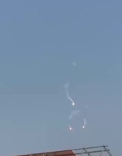 הכיבוש משליך פצצות תבערה על גבעות "עלי אל-טאהר" בדרום לבנון.