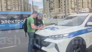 Водитель порша, влетевшего в машину футболиста Прудникова, отказался от медосвидетельствования — очевидцы рассказали Mash, что он был пьян.   Тачка ехала на красный свет и врезалась в иномарку спортсмена, у неё оторвало колесо. Пострадала пассажирка на VOY