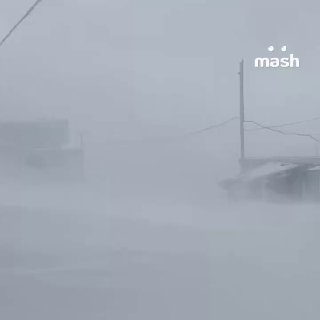 Выбитые окна, перекрытые дороги, машины по крышу в снегах и ветер такой силы, что сносит людей с ног, — реалии Камчатки, до куда добрался Охотоморский циклон.Власти предупредили, что вдобавок ко всему с 13 по 15 января ожидается сход лавин в нескольких точ