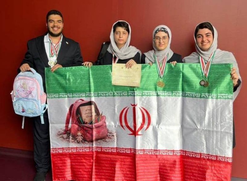مقاومت تا ظهور: ادای احترام تیم ملی المپیاد علوم زمین ایران پس از کسب چندین مدال، (در نوزدهمین المپیاد بین المللی در تورین ایتالیا)، به