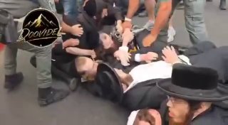 זה היום השני...מתקיימת הפגנה חרדית מחוץ לבסיס תל השומר של צה"ל, שדוחה את הגיוס.