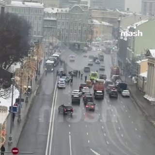 BMW Х6 бывшего вице-президента "Росгосстраха" сгорела на Моховой в центре Москвы.Автомобиль вспыхнул на ходу — за рулем был 59-летний Игорь Мировский. Пламя появилось из-под капота и резко стало распространяться, повалил чёрный густой дым.Топ-менеджер расс