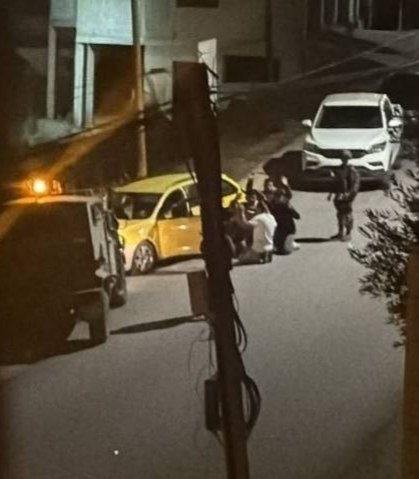 חיילים ישראלים עוצרים מספר אזרחים בין מאדאמה לבורין, דרומית לשכם