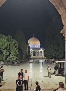 חלק מזרם המתפללים למסגד אל-אקצא המבורך לקיים את תפילת השחר ביום שישי