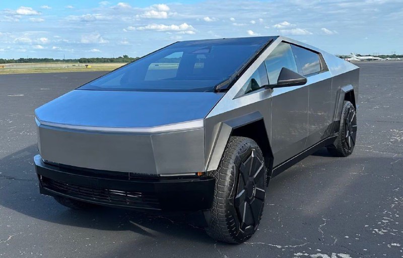 Пикап Tesla Cybertruck поставили на гусеницы 3
