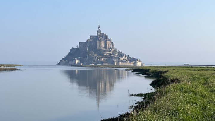 法國聖米歇爾堡與潮汐交錯的自然奇觀