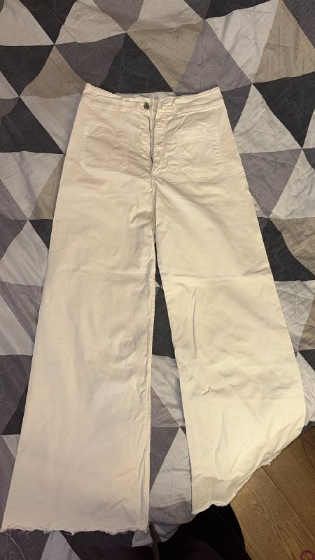 Белые джинсы с карманами спереди — фото 1