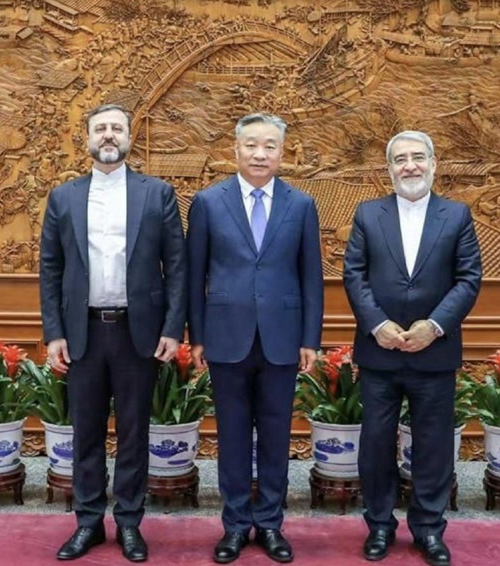 روزنامه فرهیختگان: 📸 دیدار غریب‌آبادی با همتای چینی خود در پکن🔻 معاون وزارت خارجۀ ایران امروز در پکن با معاون وزیر خارجۀ چین دیدار کرد.🔻 ۲ 