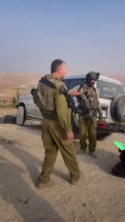 כוחות ישראל הכו אזרח פלסטיני כבול ומכוסת עיניים במהלך מעצרו באזור חווארה, מזרחית ליטא, דרומית לחברון.