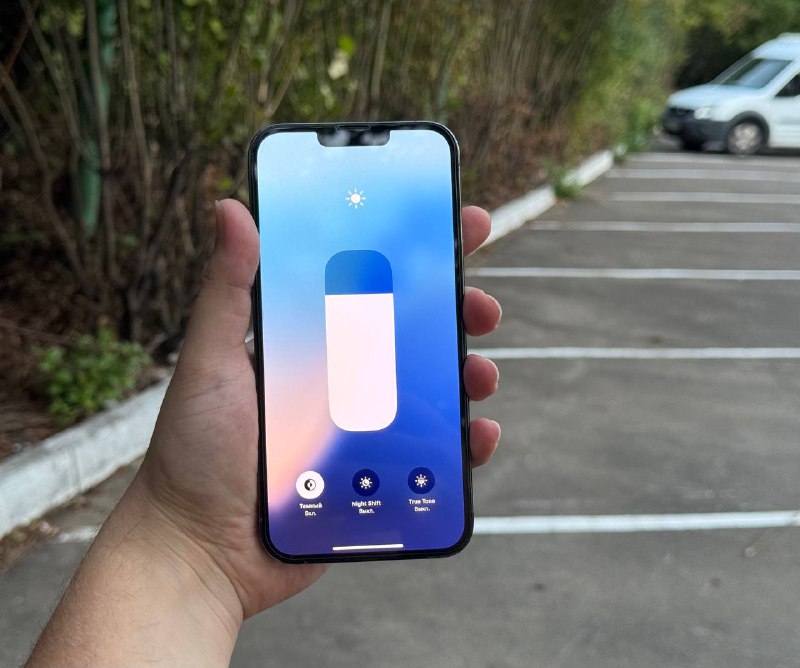 Описание: продаю iphone 13 pro max 128gb все функции работают, акб 84% полный комплект, чехол, накле... - фотография - 1