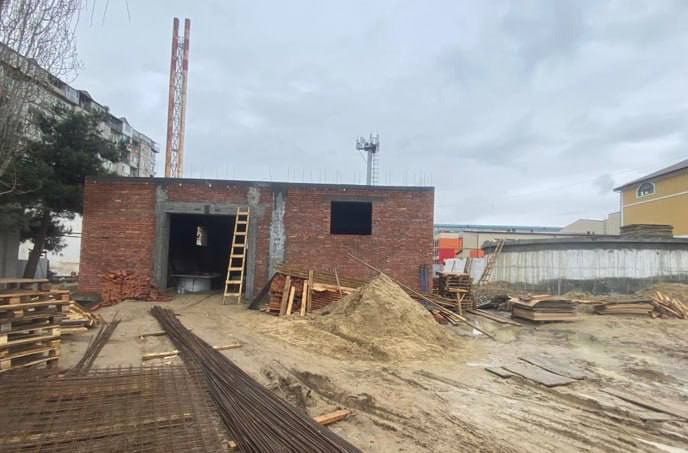 🚰 В Каспийске продолжается капремонт насосной станции фото