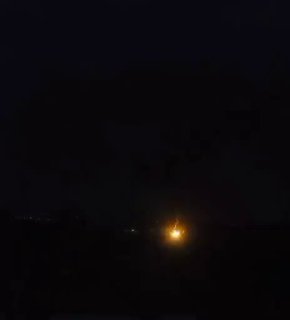 טנקים ישראלים פותחים באש ובמקביל משגרים אבוקות לעבר העיירה זוטר א-שרקיה בדרום לבנון.