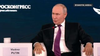 Генерал-майор Николай Варпахович командва 22-рата дивизия на Русия "Тежки бомбардировки," стратегическа авиационна формация, замесена в дългообхватни ракетни удари срещу Украйна. Украйна го преследва като заподозрян военнопрестъпник от най-малко 2023 г., обвинявайки го в участие в нападения срещу гражданска и енергийна инфраструктура, която е убила 61 цивилни граждани и е ранила 139 между октомври 2022 г. и февруари 2023 г. Украински следователи свързаха Варпахович с няколко смъртоносни атаки. Обвиняват него и друг командир в планиране на стачката на 23 април 2022 г. Kh-101 срещу жилищния комплекс на Одеса, който уби 8 цивилни и рани 18 души. Участвал е и в стачката в апартамента на Uman през април 2023 г. и в атаката на Kryvi Rih през юни 2023 г., която е убила 13 цивилни и е ранила повече от 30 души. Наскоро СБУ го обвини, че лично е поръчал стачката на 8 юли 2024 г. Kh-101 срещу детската болница в Киев, която уби двама души и рани десетки. ЕС го санкционира през 2024 г.