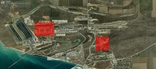 В Краснодарском крае в результате атаки беспилотников произошел пожар на морском терминале, погиб один человек и еще трое пострадали, написал губернатор.Украинский канал Exilenova+ пишет, что был атакован портовый комплекс «Таманьнефтегаз», на его территор