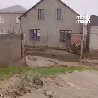 Наводнения снова накрыли Дагестан после ночных ливней — ливнёвки не справились, вода пошла в дома и на дороги.Паводок накрыл юг региона. Заливает канализацию, дворы и трассы. В одном доме поток пробил стену и смыл часть детсада. В Махачкале топит улицы — в