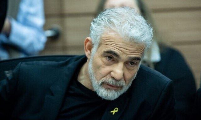 יאיר לפיד, ראש הממשלה לשעבר של ישראל: הגוש של נתניהו ספג תבוסה קשה והתמוטט לחלוטין, ואנשים אמרו לו ללכת הביתה.
