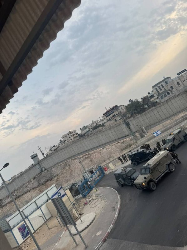 עקבו אחרי סאפא| ריכוזים גדולים של צה"ל בסביבת מחסום קלנדיה, מצפון לירושלים .