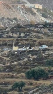 المستوطنون يعيدون بناء بؤرة استيطانية بعد إزالتها في برقا