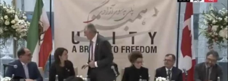 💻 صما نیوز 📱: انقدر اعتبار نداريد كه اون روزا هم براي ديده شدن بايد كنار پهلوي قرار ميگرفتيد تا تحويلتون بگيرن. اين تصوير در كنار اينك