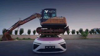В Китае провели необычный тест универсала Neta S Экскаватор весом 7,7 тонны въез