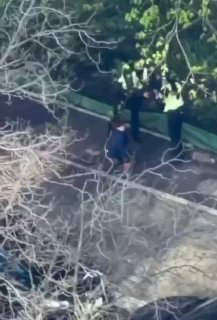 Число жертв стрельбы в Киеве выросло до шести человек, одна из пострадавших скончалась в больнице, сообщил мэр Киева Кличко. Количество пострадавших увеличилось до 15 человек.  Перед нападением на прохожих стрелок поджег квартиру. По словам Кличко, в сосед