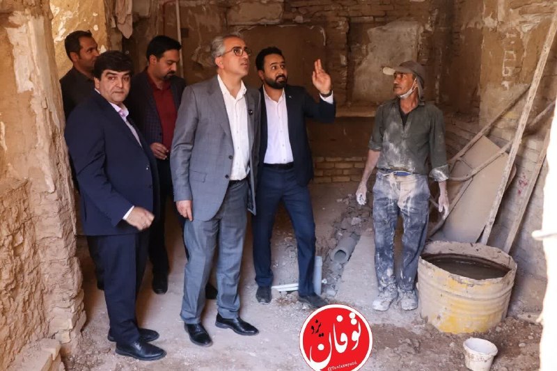 توفان یزد: عکسی که حرف می زندبه بازدید خانه های در حال مرمت که می روید، مراقب باشید خاکی و گلی و گچی نشوید!کت و شلوارهای اتوکشیده و
